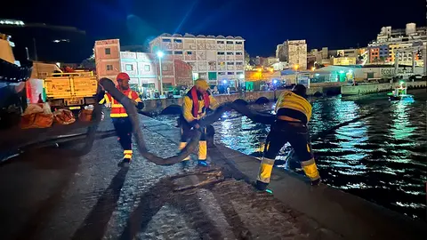 Trabajos para la contenci&oacute;n del vertido de fuel del buque K ONSET (C.A.)