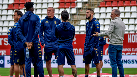 Jos&eacute; Juan Romero junto a sus jugadores en la Nueva Condomina