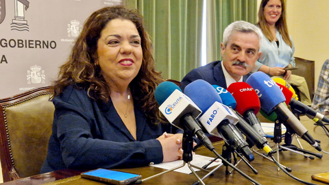 La delegada del Gobierno, Cristina P&eacute;rez, junto al nuevo director provincial del SEPE, Francisco Gil / Laura Ortiz