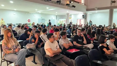 El p&uacute;blico asistente llen&oacute; el Sal&oacute;n/ Dani Hern&aacute;ndez