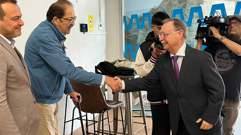 El secretario general de UGT, Juan Carlos P&eacute;rez, saluda al presidente de la Ciudad, Juan Vivas/ Dani Hern&aacute;ndez