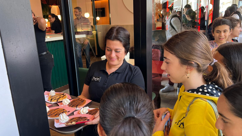 VIPS endulza la tarde a los ceut&iacute;es con sus tortitas gratis / Daniel Hern&aacute;ndez