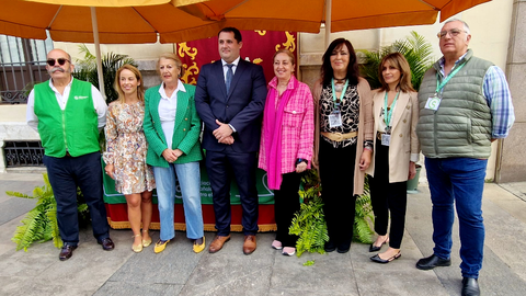 Mesa petitoria de la Asociaci&oacute;n Espa&ntilde;ola Contra el C&aacute;ncer en el Palacio Auton&oacute;mica / Laura Ortiz