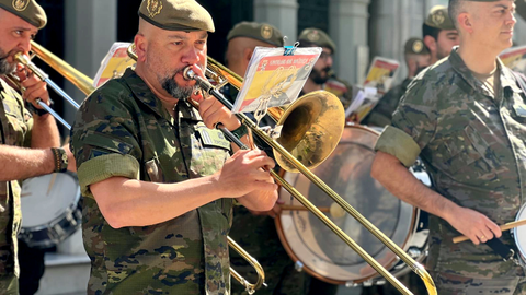 La Unidad de M&uacute;sica de la Comandancia General de Ceuta, junto a la mesa petitoria de la Asociaci&oacute;n Espa&ntilde;ola Contra el C&aacute;ncer / Daniel Hern&aacute;ndez