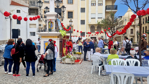 Los mayores disfrutan de su Cruz de Mayo _ Laura Ortiz(11)
