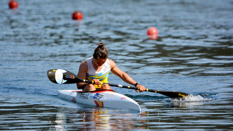 Isa Contreras, palista del Club Los Delfines