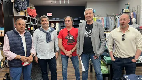 El marido de la ganadora, en el centro con camisa naranja, a la espera de recibir su premio/ 
Dani Hern&aacute;ndez