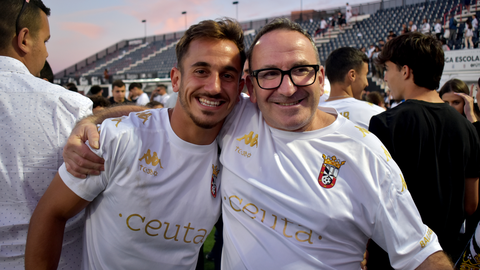 Celebraci&oacute;n de la AD Ceuta FC tras conseguir el pase a los playoff. Foto: Laura Ortiz