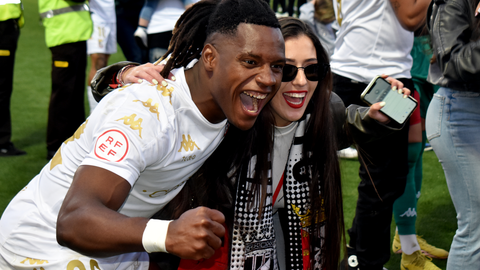 La AD Ceuta FC celebra con su afici&oacute;n el acceso al playoff / Laura Ortiz