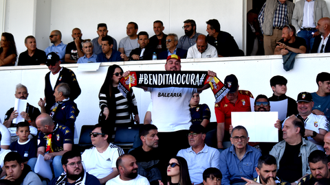 La AD Ceuta FC celebra con su afici&oacute;n el acceso al playoff (1)