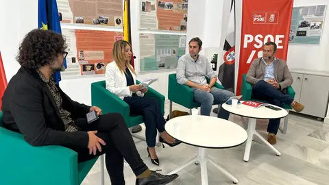  La candidata Samia Abdelkader se ha rodeado de compa&ntilde;eros de partido como Sanz y Sim&oacute;n en este coloquio 