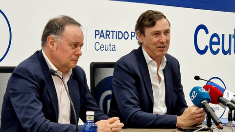 Javier Celaya, diputado por Ceuta, y Rafael Hernando, portavoz adjunto del PP en el Congreso, durante su comparecencia de este viernes _ Laura Ortiz