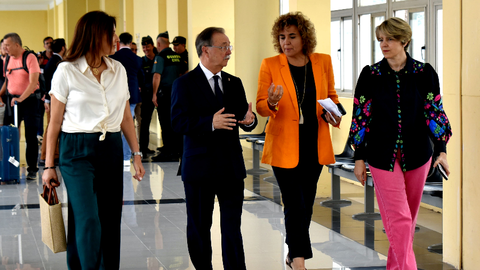 Dolors Montserrat a su llegada al Puerto de Ceuta / Rafa B&aacute;ez