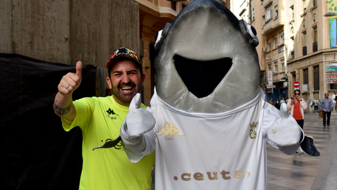 'Caballati' sale a la calle y pide a la afici&oacute;n de la AD Ceuta FC que llene el Murube el domingo. Foto: Rafa B&aacute;ez
