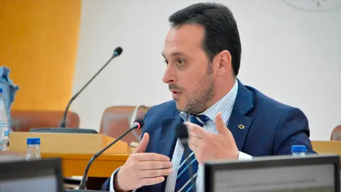 El portavoz de Vox, Juan Sergio Redondo, durante una de sus intervenciones ante el pleno / Archivo