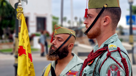 Arriado de Bandera protagonizado por La Legi&oacute;n por el D&iacute;a de las Fuerzas Armadas / Laura Ortiz
