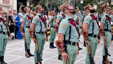 Arriado de Bandera protagonizado por La Legi&oacute;n por el D&iacute;a de las Fuerzas Armadas (16)