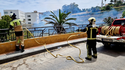 Los bomberos act&uacute;an en un incendio tras los Grupos El Roc&iacute;o _ Laura Ortiz(1)