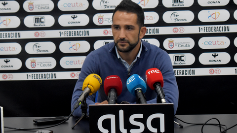 Dabi Vidal, entrenador del N&aacute;stic de Tarragona, en la sala de prensa del Murube 