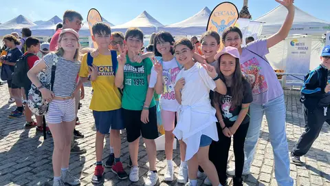 Un grupo de estudiantes, a su llegada al Muelle de Espa&ntilde;a/ Dani Hern&aacute;ndez