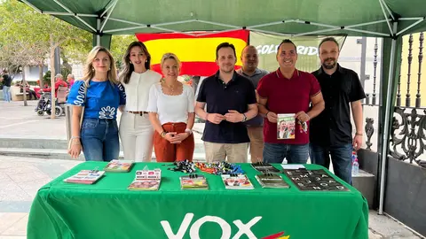 El personal de VOX, apurando la campa&ntilde;a en Plaza de los Reyes / Dani Hern&aacute;ndez
