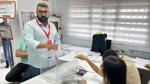  Melchor Le&oacute;n votando este 9 de junio. 