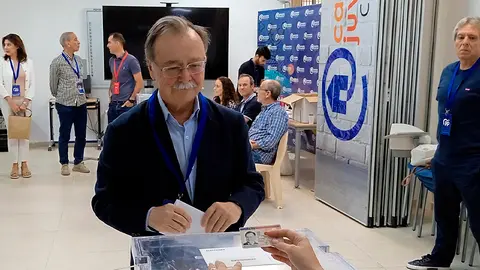 Juan Vivas ejerce su derecho al voto / C&eacute;sar Mart&iacute;n