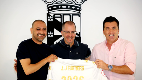 Acto oficial de renovaci&oacute;n de Jos&eacute; Juan Romero con la AD Ceuta FC