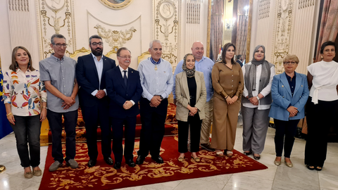 Vivas recibe a Abdelkader Chaib tras recibir la medalla al M&eacute;rito Civil de manos de Felipe VI