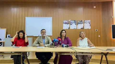  En el centro de la imagen, Jos&eacute; Diestro y la consejera de Sanidad, Nabila Benzina, durante un acto en la Escuela de la Construcci&oacute;n. 