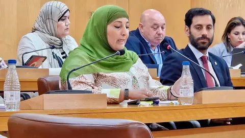 Nadia Mohamed, portavoz MDYC, durante una de las sesiones plenarias