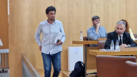 Gonz&aacute;lez Navarro este una de las Juntas Generales de RTVCE en el Pleno de la Asamblea / Archivo