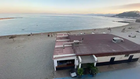 La playa de la Ribera sin redes antimedusas al caer la tarde este martes, 2 de julio. 