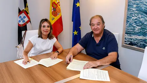 Firma del acuerdo entre la consejera y el presidente del Consejo de Hermandades, Jes&uacute;s Bollit