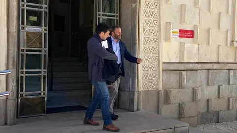  Jos&eacute; Manuel Gonz&aacute;lez Navarro saliendo del juzgado junto a su abogado tras uno de los m&uacute;ltiples juicios que ha tenido que afrontar como gerente de RTVCE. /Archivo 