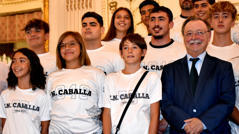 El presidente Vivas recibe a los nadadores y waterpolistas del CN Caballa. Foto: Rafa B&aacute;ez