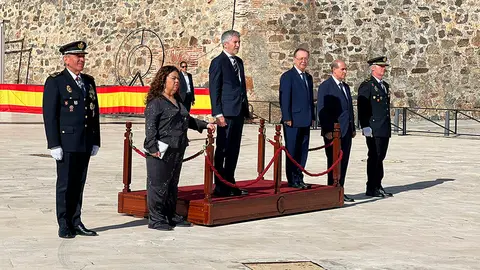 Entrega de la bandera nacional a la polic&iacute;a / Daniel Hernandez