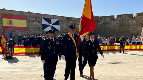 Entrega de la bandera nacional a la polic&iacute;a / Daniel Hernandez