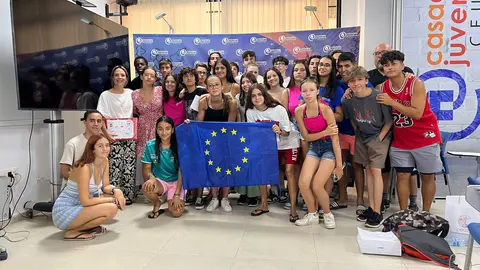 Los estudiantes, junto a la consejera en la Casa de la Juventud / Dani Hern&aacute;ndez