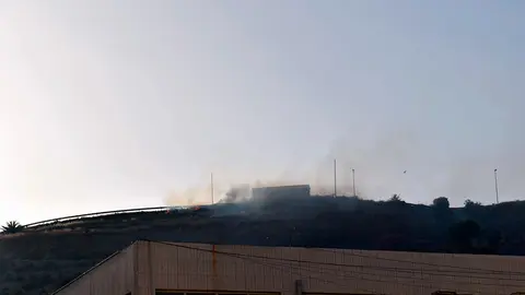 Incendio junto a la prisi&oacute;n de Los Rosales / Rafa B&aacute;ez