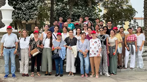 Usuarios y voluntarios, en Plaza de &Aacute;frica / Dani Hern&aacute;ndez