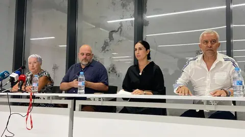  Por la izquierda, Mar&iacute;a Miaja. Pablo N&uacute;&ntilde;ez, Dalia Mohamed y Mohamed Haidor, durante la lectura del manifiesto. 