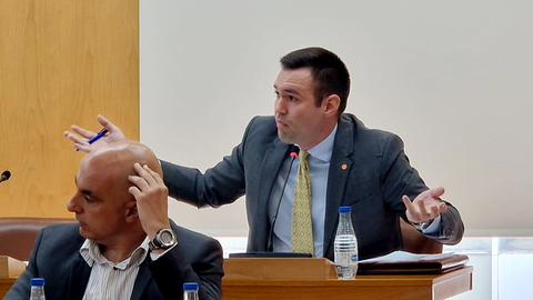 Carlos Verdejo, diputado de Vox, durante su intervenci&oacute;n en el pleno de este martes / Laura Ortiz