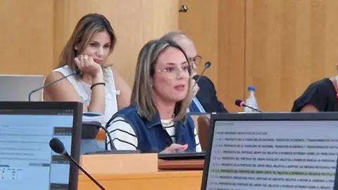 Pilar Orozco, en primer t&eacute;rmino, y Nabila Benzina, durante un Pleno / Archivo