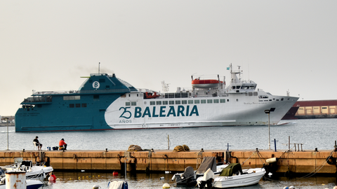 Barco de Bale&agrave;ria saliendo del puerto de Ceuta 