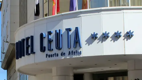  Puerta principal del Hotel Puerta de &Aacute;frica. 