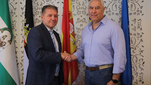 Firma del convenio entre el Colegio de M&eacute;dicos y la AECC
