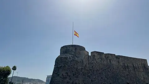 Momento en que se iza la bandera nacional sobre el Baluarte de la Bandera / Dani Hern&aacute;ndez