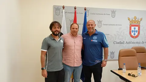 Jos&eacute; Manuel D&iacute;az (Club Nataci&oacute;n Caballa), Sergio Aguilera (director de Deportes de la Ciudad) y Rafael Carmona (Fundaci&oacute;n Vicente Ferrer) / Juanjo Coronado