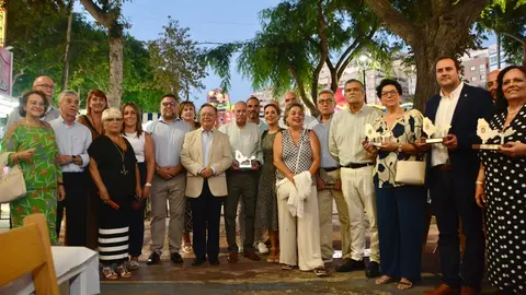 Vivas -en 2024- posando junto a los principales cabezas visibles de las casas regionales de Algeciras, Alhaur&iacute;n de la Torre, Barcelona, Melilla y Sevilla / Archivo